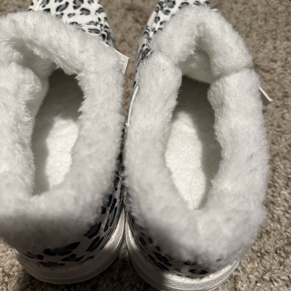 Leopard Print Fuzzy Lined Shoes - Picture 3 of 4